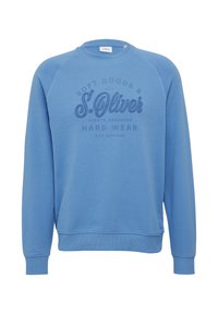 Felpa blu con collo a giro, polsini e orlo a coste. Grafica testuale in blu scuro con le scritte "S. Oliver" e "Hard Wear". Realizzata in materiale morbido.