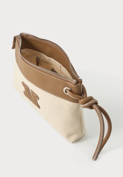 Beige en bruine tas met leren afwerking, ritssluiting aan de bovenzijde, binnenzak en knoopsluiting aan het polsbandje, stoffen textuur zichtbaar op het oppervlak.