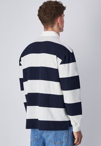 Langarm-Polohemd mit horizontalen Streifen in Marineblau und Hellgrau, geripptem Kragen, lockerer Passform und abgerundetem Saum.