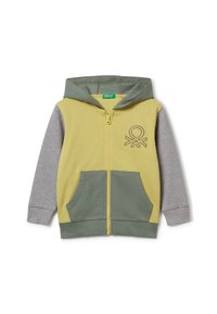 Sudadera con cremallera para niños de cuerpo amarillo, mangas grises, capucha verde y bolsillos, con un pequeño logo bordado en el pecho.