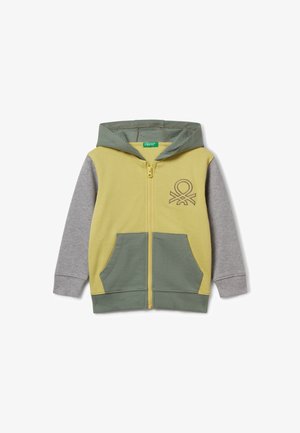 Felpa con zip per bambini, con corpo giallo, maniche grigie, cappuccio verde e tasche, e un piccolo logo ricamato sul petto.