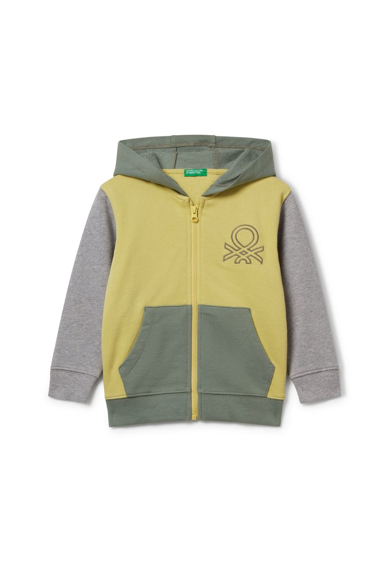 Sudadera con cremallera para niños de cuerpo amarillo, mangas grises, capucha verde y bolsillos, con un pequeño logo bordado en el pecho.