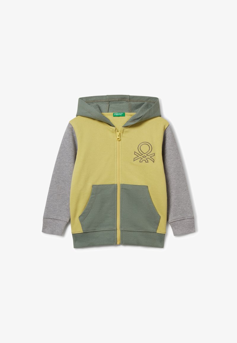 Sudadera con cremallera para niños de cuerpo amarillo, mangas grises, capucha verde y bolsillos, con un pequeño logo bordado en el pecho.
