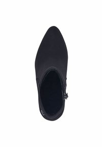 Botín negro con punta afilada, textura de ante suave, cierre de cremallera lateral y un interior suave. Diseño minimalista sin patrones.