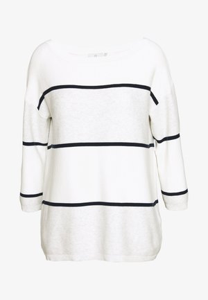 Bílý svetr s černými vodorovnými pruhy, s širokým výstřihem, dlouhými rukávy a uvolněným střihem. Texturovaný pletený materiál.