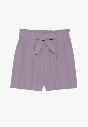 Lila korte broek met een gerimpelde tailleband, stoffen riem en geplooid ontwerp. Heeft zijzakken en een zachte textuur.