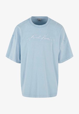 Lys blå oversized t-shirt lavet af bomuld med en rund hals, prydet med et hvidt broderet logo hen over brystet og korte ærmer.