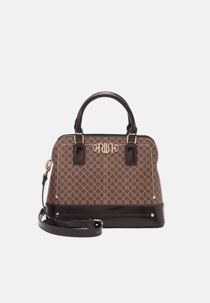 Bruine handtas met patroon, met donkerbruine leren handvatten, bodem en afneembare schouderriem, met goudkleurige hardware en logodetail.