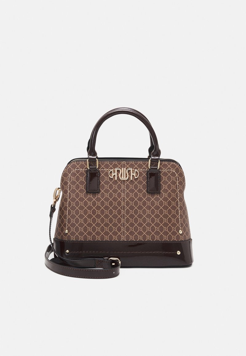Sac à main marron à motif avec poignées, base et bandoulière amovible en cuir marron foncé, orné de ferrures dorées et de détails logo.