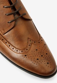 Next BROGUE - Elegantsed paeltega jalatsid - tan brown