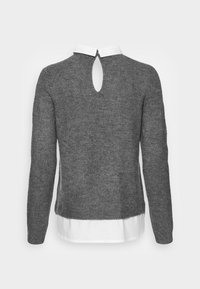 Pull en tricot gris à manches longues, doté d'un col blanc et d'une ouverture en forme de gouttière à l'arrière. Texture douce, design simple.