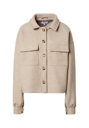 Veste en laine beige à boutons, avec deux poches poitrine à rabat, manches longues avec poignets boutonnés et col classique.