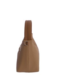 Bolso de mano beige con una superficie texturizada, un asa prominente y un acento metálico plateado. El diseño es minimalista y estructurado.
