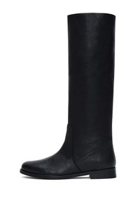 Bottes noires hauteur genou en cuir texturé, avec un bout rond et une semelle plate, présentant un tige sans couture.
