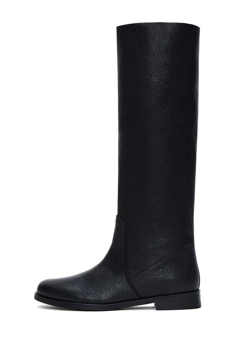 Bottes noires hauteur genou en cuir texturé, avec un bout rond et une semelle plate, présentant un tige sans couture.