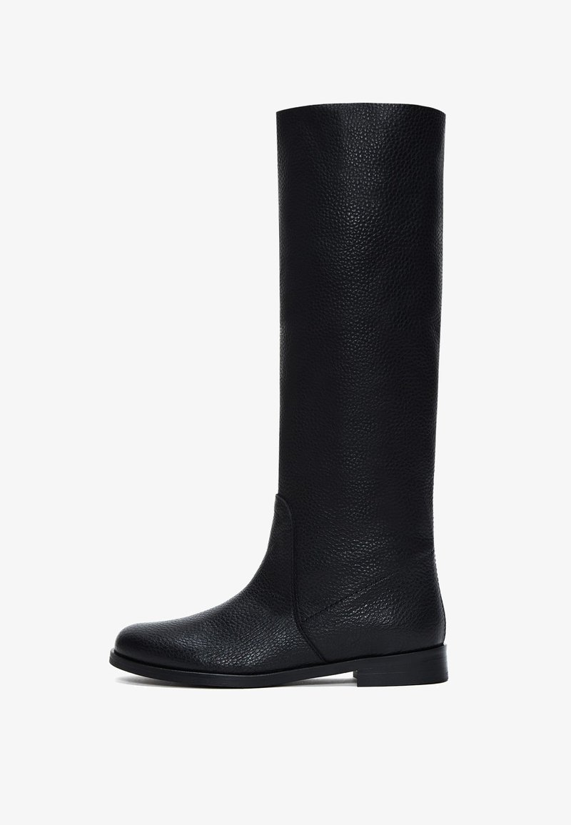 Bottes noires hauteur genou en cuir texturé, avec un bout rond et une semelle plate, présentant un tige sans couture.