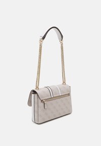 Vaalean beige käsilaukku, jossa on tekstuuripinta. Laukussa on ketjuhihna, kontrastivalkoiset yksityiskohdat ja vetoketjullinen tasku edessä.