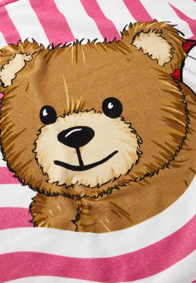 Rudo lokio iliustracija su pūkuota tekstūra, didelėmis akimis ir šypsena, priešais pakaitomis rožines ir baltas juosteles.