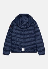 Sötétkék steppelt kapucnis kabát hosszú ujjakkal, vízszintes varrással, valamint egy kis piros és fehér logó címkével a bal ujján és a hát alsó részén.