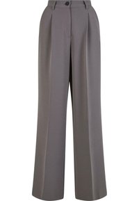 Pantalon gris taille haute à jambes larges, avec passants de ceinture, fermeture devant par bouton et zip, et plis à la taille.