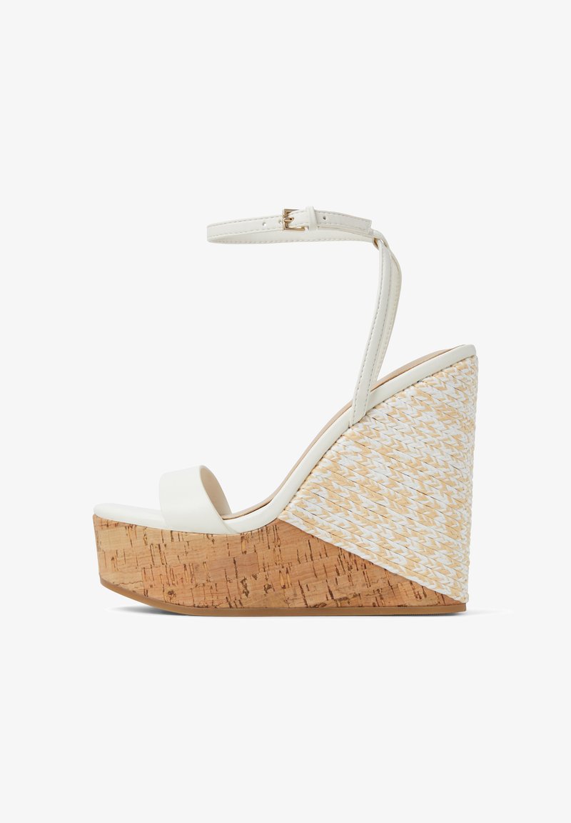 Bílé wedge sandály s korkovým podpatkem a tkanou strukturou, s designem jednoho popruhu a zapínáním na kotníku.