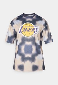 Lakers basketball t-shirt med et tie-dye mønster i creme og marineblå, korte ærmer, rund hals og fremtrædende holdlogo på forsiden.