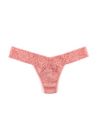 Lace slip in zachtroze, met bloemmotieven, verstelbare kanten tailleband en naadloze randen voor comfort.