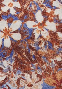 Kankaita kuk jadi rangi ya mvi na maua meupe yenye katikati ya rangi ya rangi ya machapisho ya shaba, buluu, na rangi ya cream.