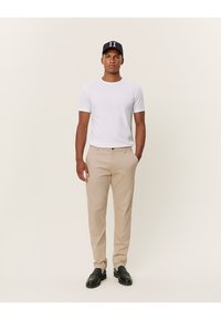 Les Deux COMO SUIT PANTS - Pantaloni - dark sand