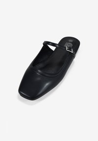 Zapato negro de cuero sin cordones con puntera cuadrada, cuenta con una fina correa sobre el empeine y una textura mate suave. Talla marcada como 36.