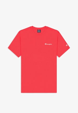 Rotes Champion T-Shirt mit kurzen Ärmeln, weißem Logo auf Brust und Ärmel, Rundhalsausschnitt und mittlerem Größenetikett innen im Kragen.
