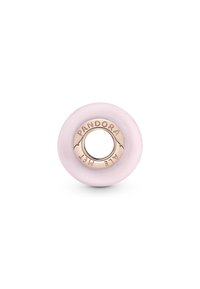 Accessorio Pandora con un corpo rotondo di un rosa tenue e un centro in oro rosa levigato, inciso con "MET AL" e "PANDORA."