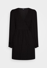 Svart omlottklänning i texturerat tyg, med långa ärmar, V-ringning, rynkning vid midjan och en lätt utsvängd fåll.