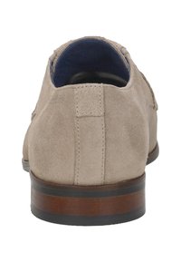 Beige suède dresschoenen met een gladde textuur, een ronde neus en een donkeren houten zool. Het interieur heeft een blauwe stoffen voering.