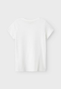 Biała bawełniana koszulka z krótkim rękawem, okrągłym dekoltem i gładką fakturą. Brak widocznych wzorów lub akcentów. Gładki widok z tyłu.