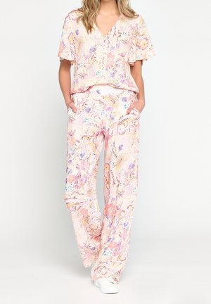 Leichtes, rosafarbenes Loungewear-Set mit Paisley-Muster, bestehend aus einem V-Ausschnitt-Oberteil und weit geschnittenen Hosen. Mit zarten Blumenakzenten und Taschen.