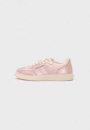 - Sneakersy niskie