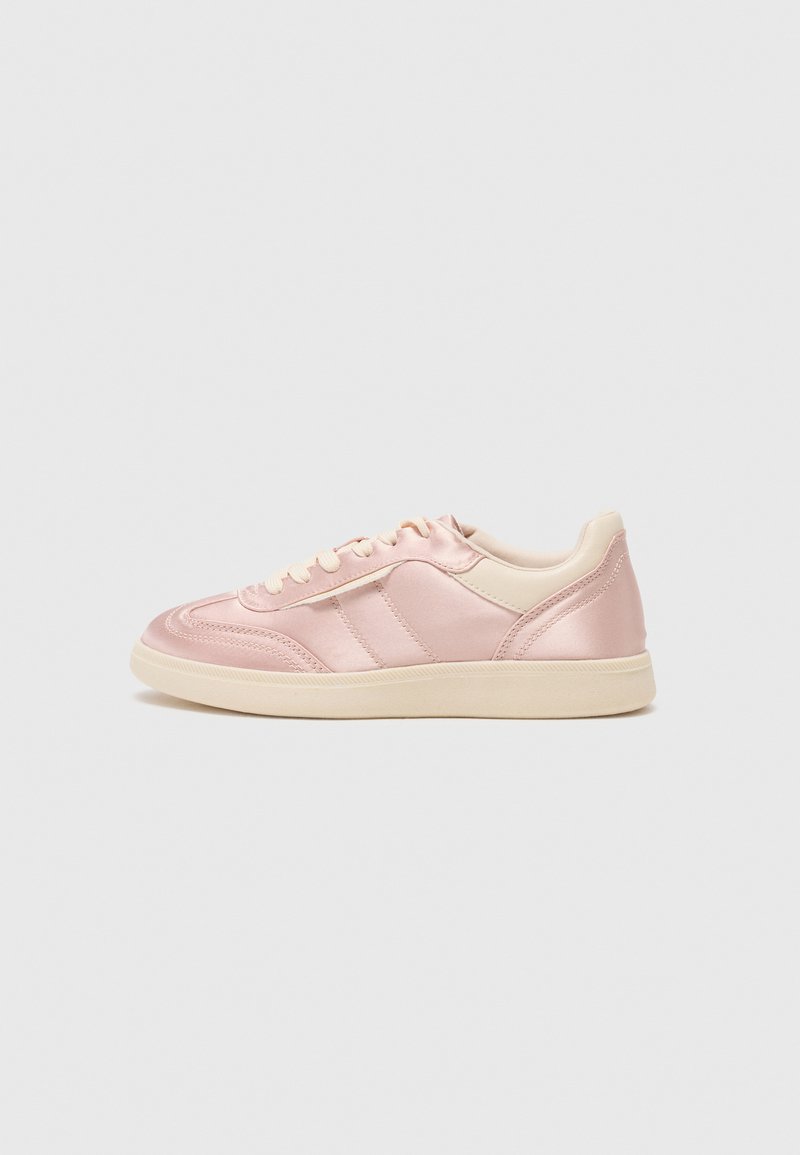 Baskets en satin rose avec des accents crème, bout arrondi, design à lacets et bandes latérales texturées. Apparence douce avec une finition lisse.