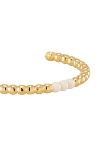 Bracelet en ton doré avec des perles dorées brillantes alternées et quelques perles blanches mates, doté d'un design flexible pour un port facile.