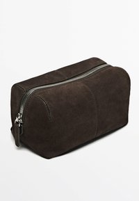 Borsa cosmetica in suede marrone scuro con forma rettangolare, chiusura con zip e superficie morbida. Presenta cuciture sottili e bordi arrotondati.