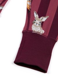 Bordeaux dlouhý rukáv s jemnou texturou, zdobený motivem králíka. Vertikální pruhovaný vzor dodává výrazný vizuální detail.