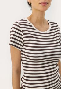 T-shirt à manches courtes rayé marron et blanc avec un col rond, fabriqué en tissu côtelé, présentant une coupe ajustée.