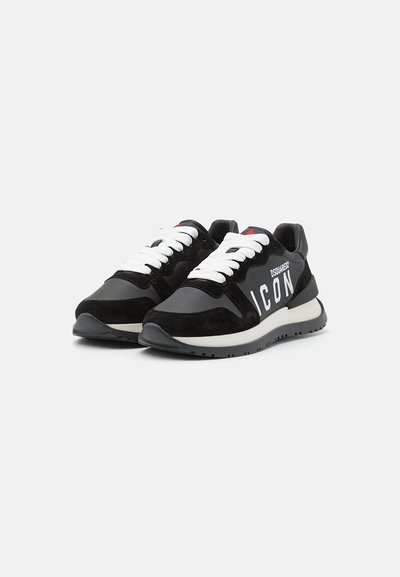 Sorte sneakers med en blanding af ruskind og mesh-materialer, hvide snørebånd og en iøjnefaldende "ICON"-logo på sidepanelet. Gummisål.