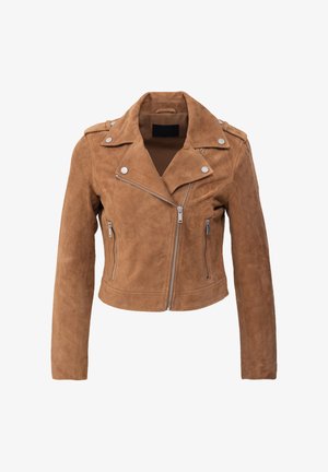 Veste biker courte en daim marron avec des fermetures zippées argentées, des boutons-pression sur les revers et les épaulettes, et des manches longues.