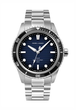 Montre en acier inoxydable avec un cadran à motif bleu, alimentée par énergie solaire, étanche jusqu'à 100 m, avec des index et aiguilles argentés.