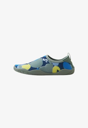 Slip-on Wasserschuh mit blauem, grauem und gelbem abstraktem Muster, flexibler grauer Sohle und einer Lasche an der Ferse.