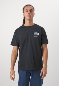 Schwarzes Baumwoll-T-Shirt mit einem Frontgrafikdruck, auf dem "INTER" in weißem und blauem Text steht. Der Schnitt ist lässig mit kurzen Ärmeln und einem Rundhalsausschnitt.