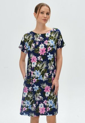 Blumenkleid mit marineblauem Hintergrund, kurzen Ärmeln und lockerem Schnitt, verziert mit rosa und blauen Blumen sowie grünen Blattmustern.