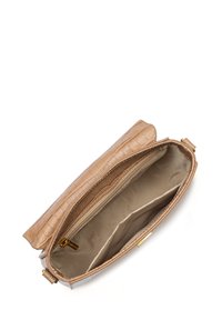 Kleine Handtasche aus hellem beigen Kunstleder im Krokodil-Look, mit Reißverschlussverschluss und zwei Innenfächern mit glatter Stoffauskleidung.