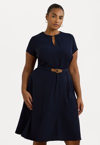 Abito blu navy con maniche corte, scollatura a chiave, vita aderente e una cintura marrone in evidenza in vita, caratterizzato da un design a gonna svasata.
